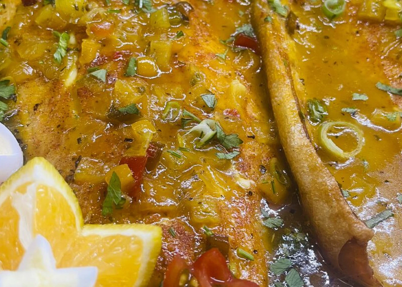 Prato de peixe servido no buffet