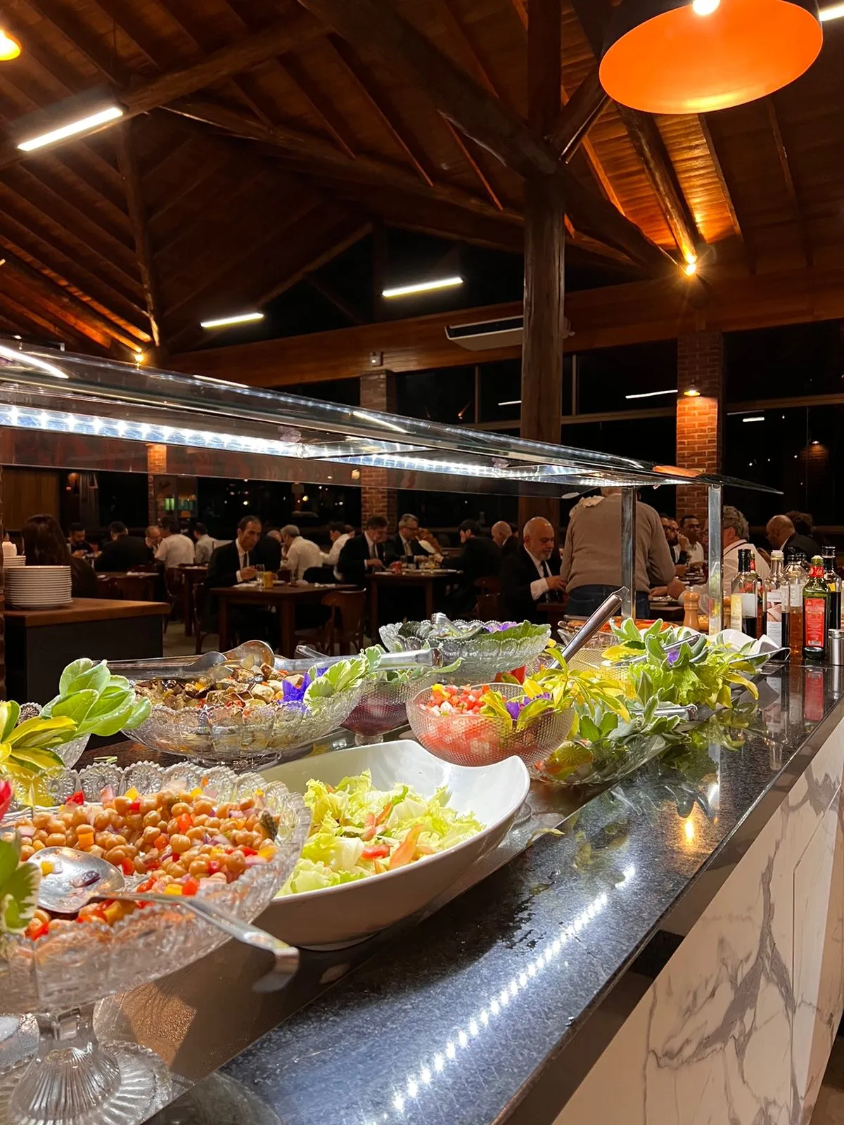 Buffet de saladas da Churrascaria e Paradouro Cristo