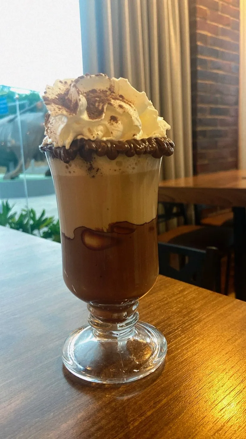 Bebida preparada na cafeteria da casa